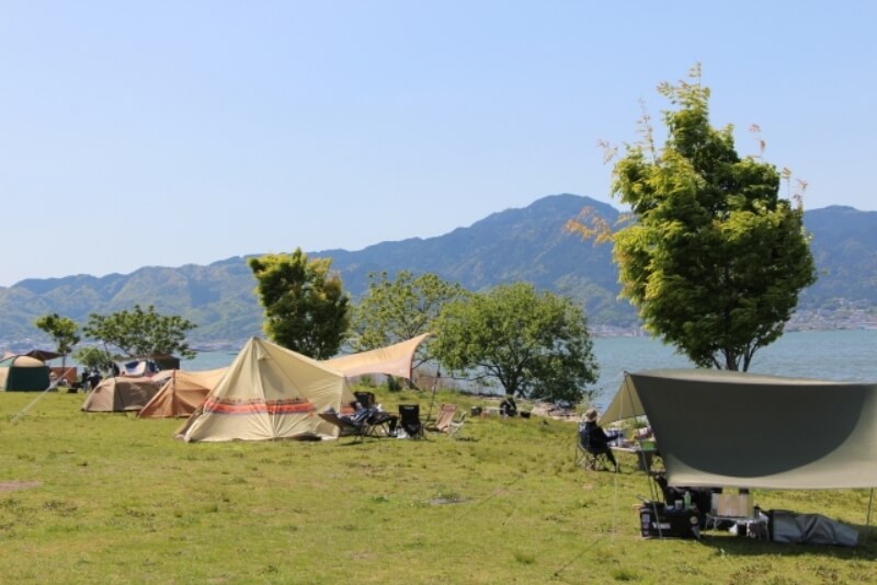 湖岸緑地のキャンプ風景