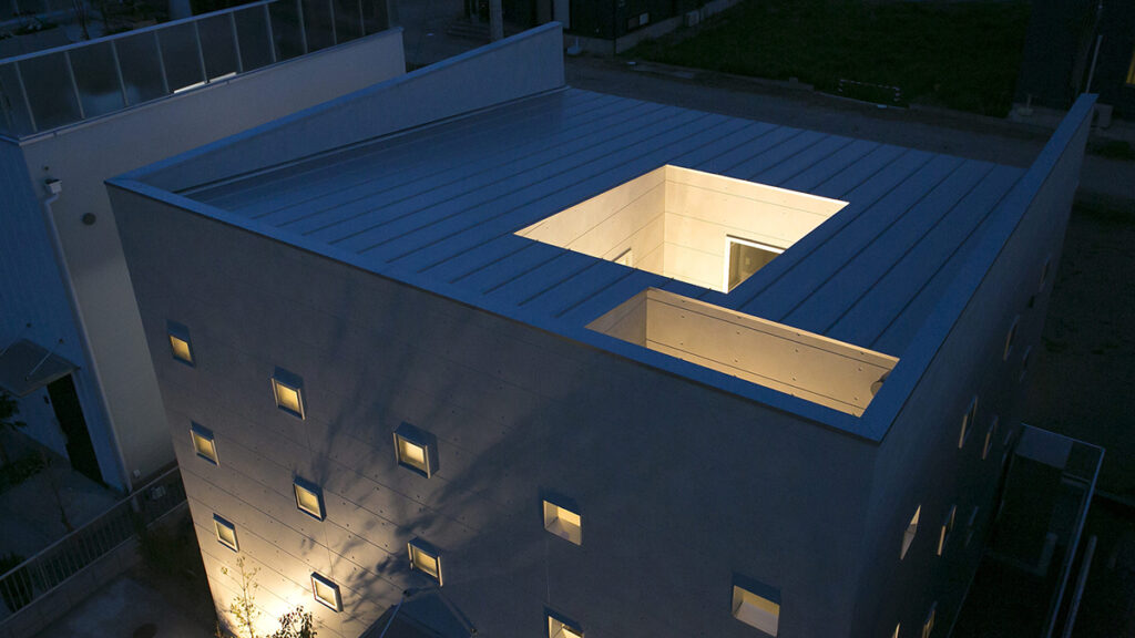 ZERO-CUBE KAIは、「回」という文字が表すように家の真ん中に中庭をレイアウトしたロの字型の住宅プランです